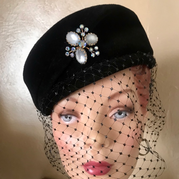 GLAMOROUS 1950s\' BLACK VELVET FELT VINTAGE HAT WITH JEWEL TRIM AND VEIL